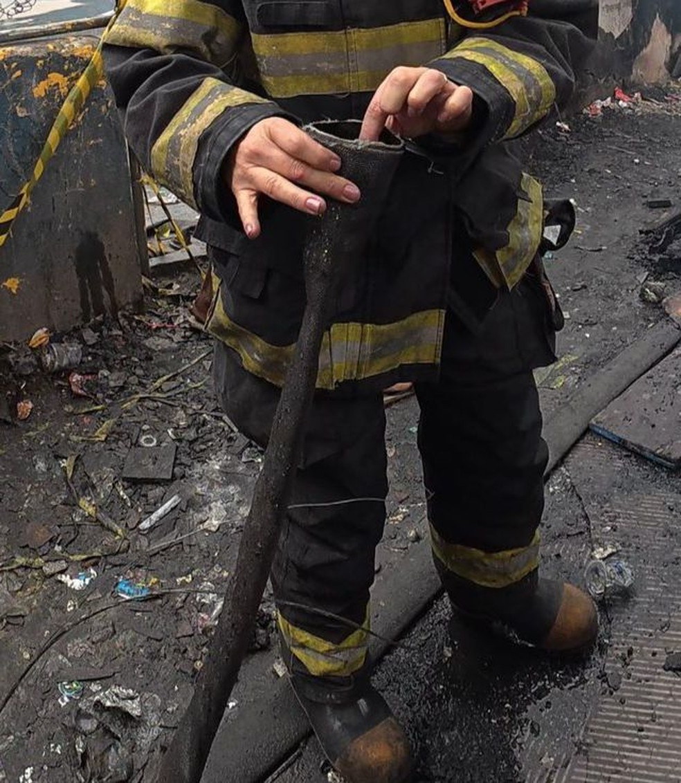 Equipamento foi retirado da mangueira que estava sendo utilizada pelos agentes. — Foto: Reprodução