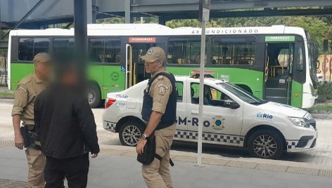 Motorista de ônibus é agredido com socos e pontapés por passageiro no Terminal Gentileza