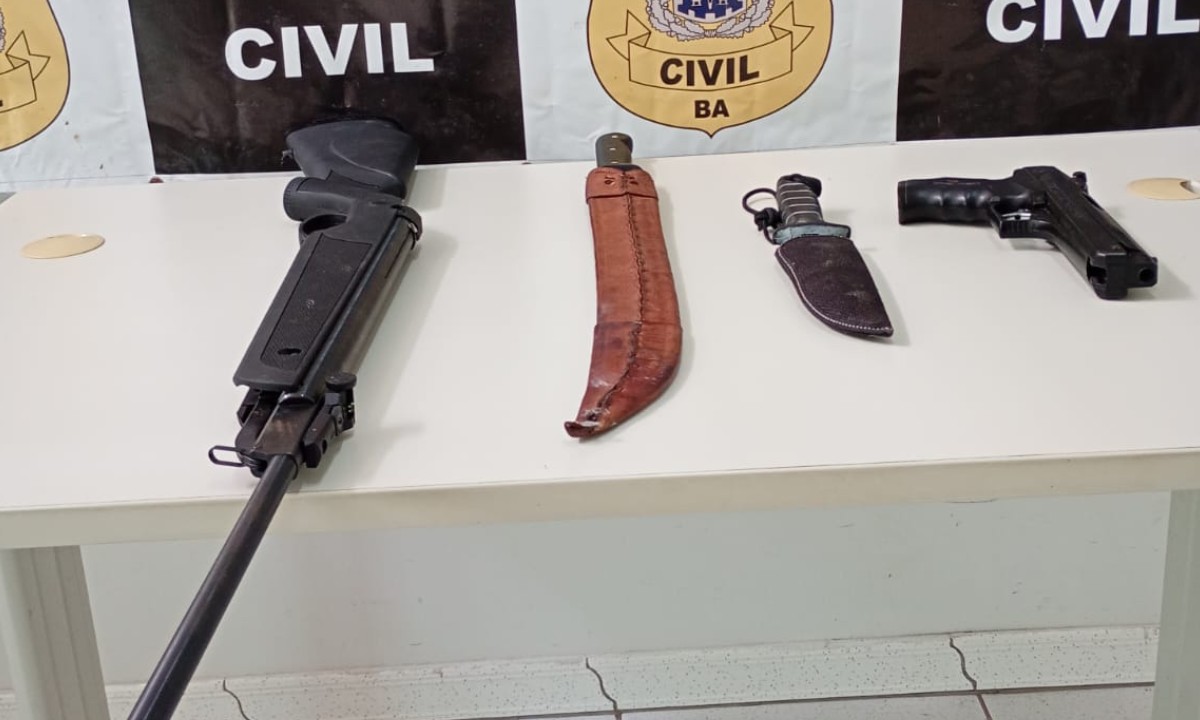 Polícia apreende armas na casa de suspeito de importunação sexual e perseguição contra enteada adolescente em Alagoinhas