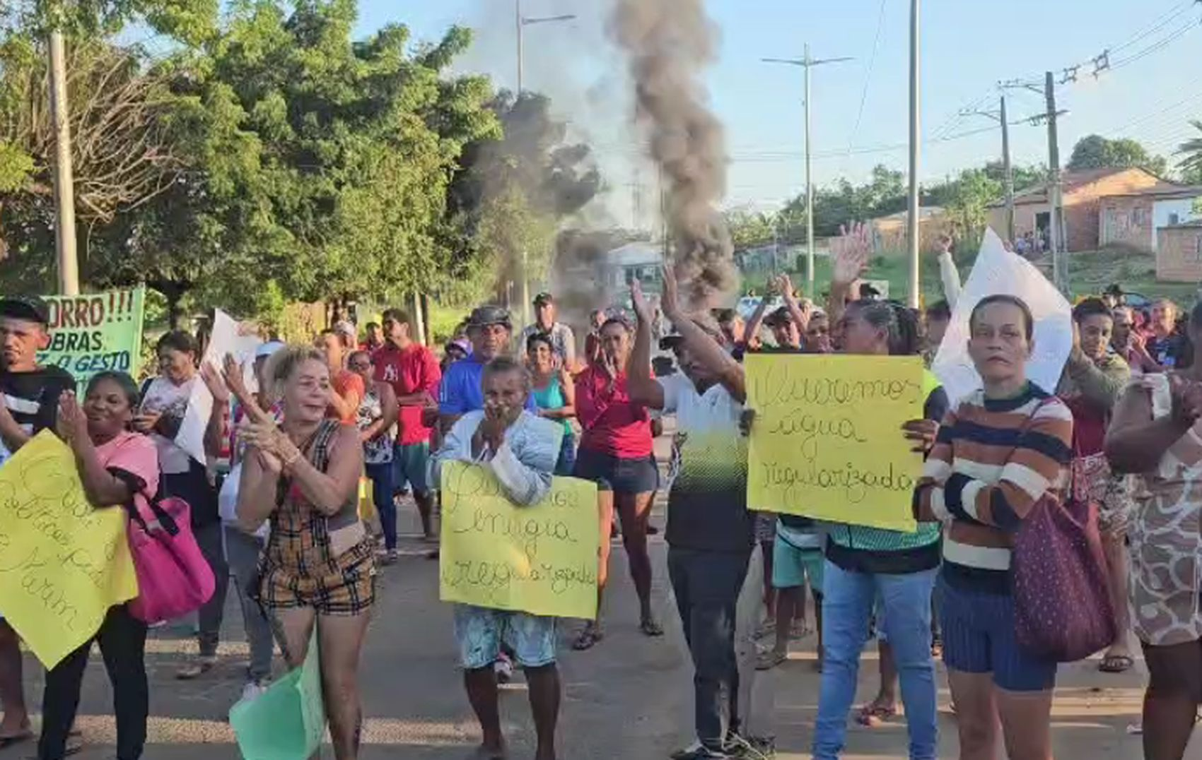 Moradores fecham rodovia em protesto por melhorias em Nossa Senhora do Socorro