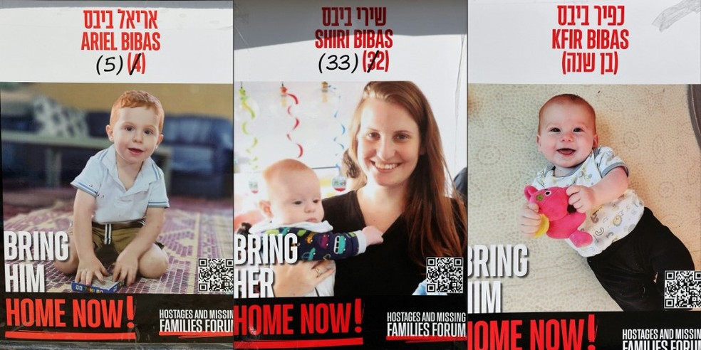 Cartaz mostra Shiri Bibas e os dois filhos; família foi sequestrada pelo Hamas no ataque terrorista de outubro de 2023 — Foto: AFP