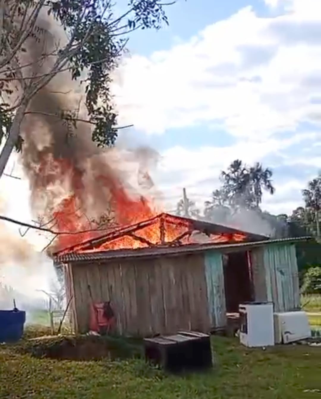 'Estamos só com a roupa do corpo': desabafa mãe de 4 filhos após ter casa destruída em incêndio no Acre