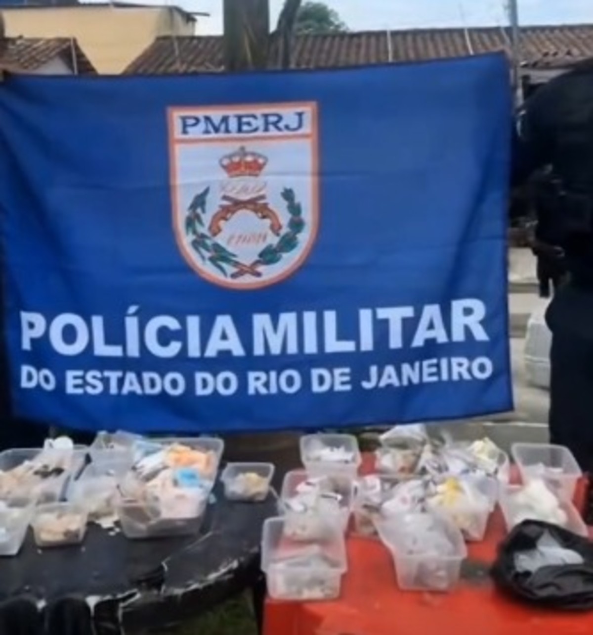 Homem é preso e adolescente apreendido com grande quantidade de drogas, em Angra dos Reis 