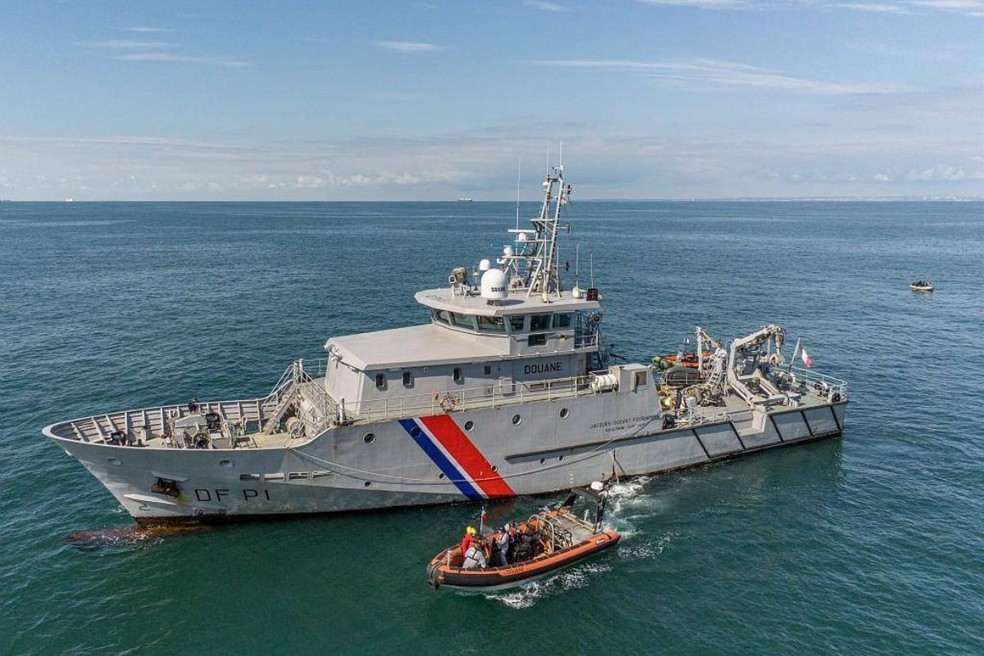 Navio francês do Centro Regional Operacional de Vigilância e Salvamento durante operação de resgate no Canal da Mancha, entre a França e o Reino Unido. — Foto: Divulgação/Autoridade marítima do Canal da Mancha e do Mar do Norte/Arquivo