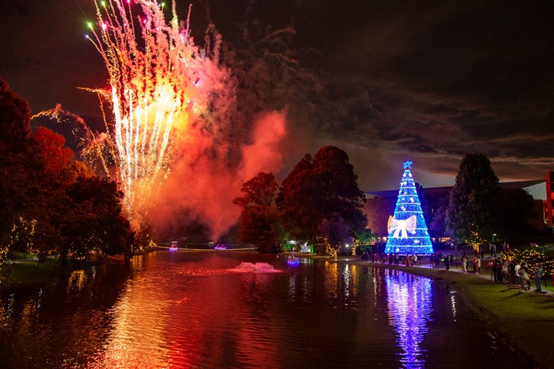 Após reclamações de moradores, Prefeitura de Curitiba multa empresa por uso de fogos de artifício proibidos por lei em evento de Natal municipal