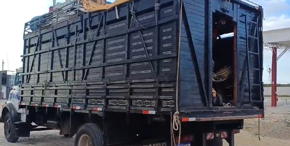 Caminhão levava 17 pessoas junto com animais após vaquejada no interior do RN — Foto: PRF/Reprodução