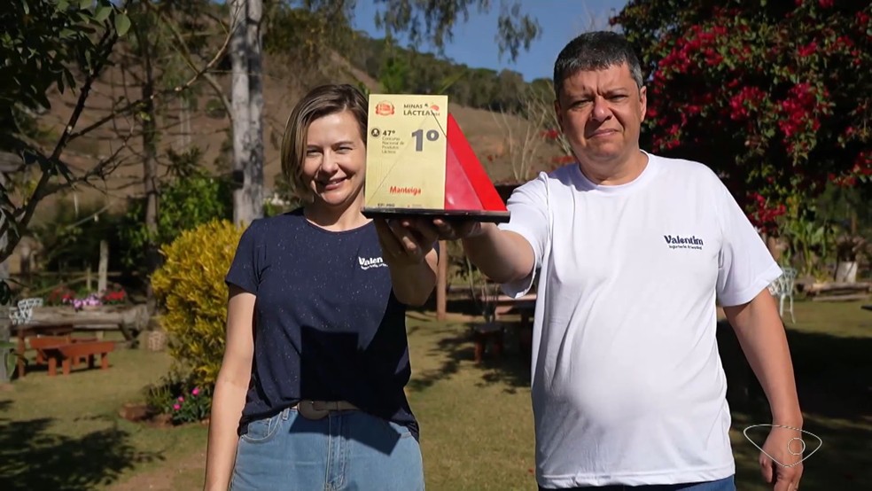 Tatiane Pizzon e Rodrigo Guimarães Ferraz celebram a premiação de Melhor Manteiga do Brasil. Pedra Azul, Domingos Martins, Espírito Santo. — Foto: TV Gazeta
