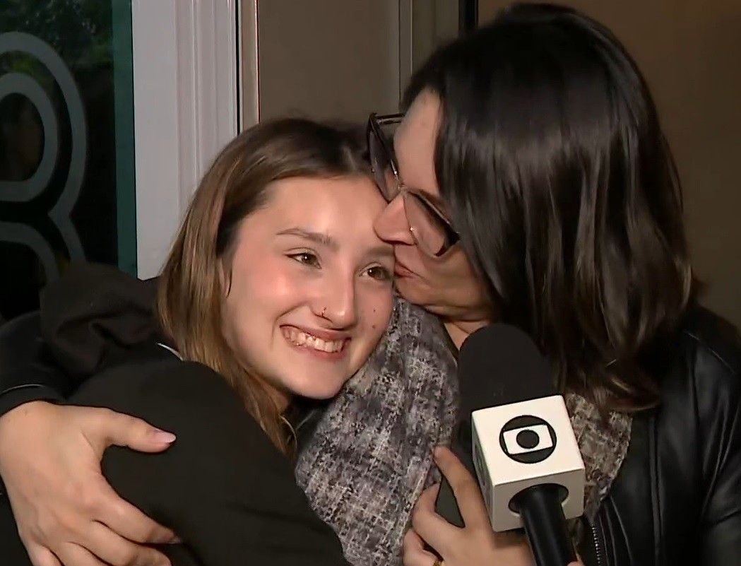 Mãe e filha se reencontram após três semanas separadas devido a falta de voos por conta das enchentes no RS