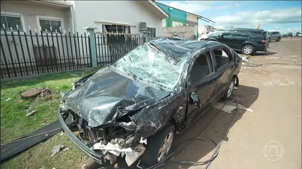 Carro com irmãos é engolido por tornado no Paraná, capota várias vezes e eles conseguem escapar pela janela; veja relato