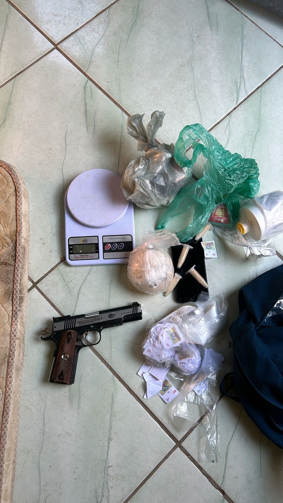 Casal de namorados é preso com drogas e armas em Porto Real