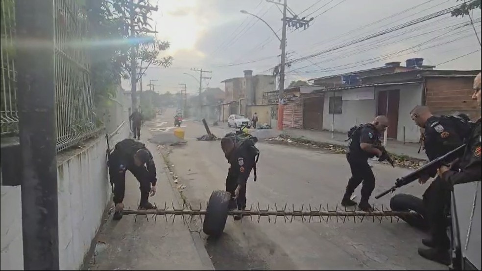 Criminosos usam miguelito ( pregos retorcidos usados para furar pneus) para dificultar acesso da polícia na Vila Aliança — Foto: Reprodução