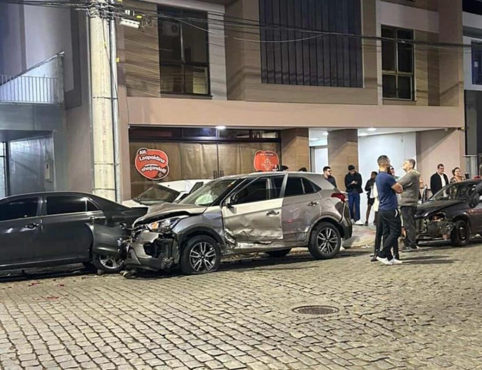 Motorista perde controle do carro e bate em veículos estacionados em Leopoldina         — Foto: Reprodução/ Redes Sociais