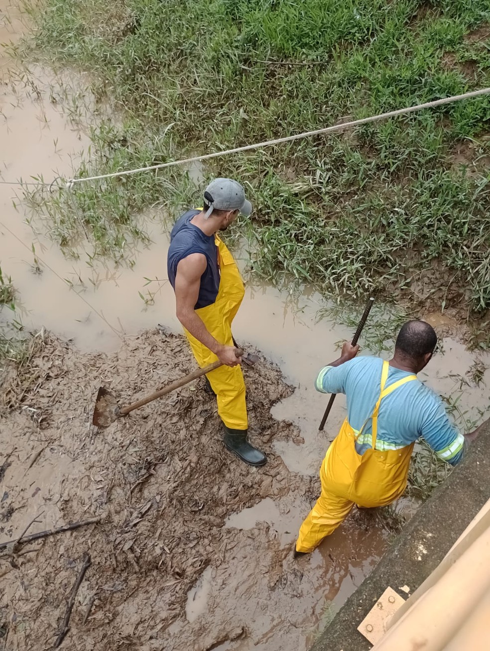 Equipes do Serviço Autônomo de Água e Esgoto (Saae) trabalham em força-tarefa para a retirada de lama em área de captação de água — Foto: Saae/Divulgação
