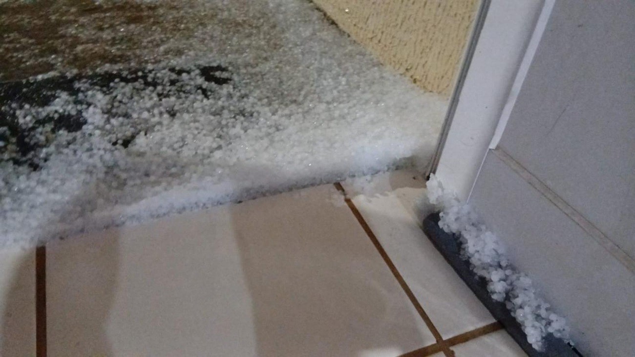 Chuva de pedras de granizo cobre ruas, jardins e atinge casas em cidades de SC; VÍDEO