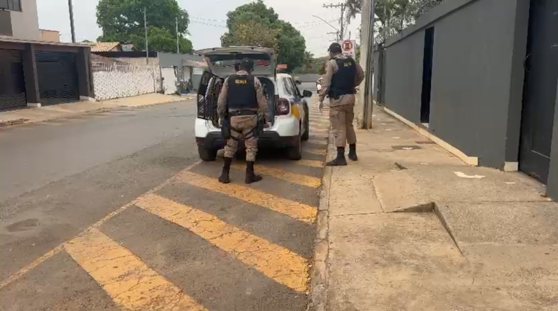 Homem esfaqueia esposa e é preso após ser visto andando ensanguentado e com filho no colo em Unaí