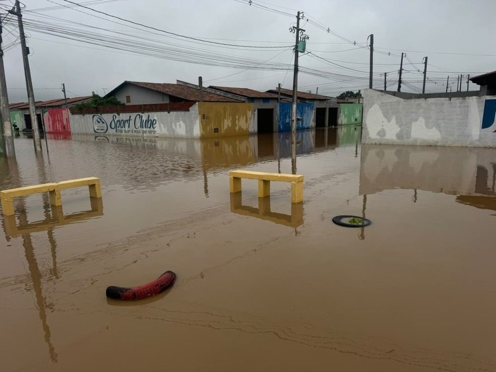 Alagamento no bairro Esporte Clube, em Extremoz — Foto: Sérgio Henrique Santos/Inter TV Cabugi
