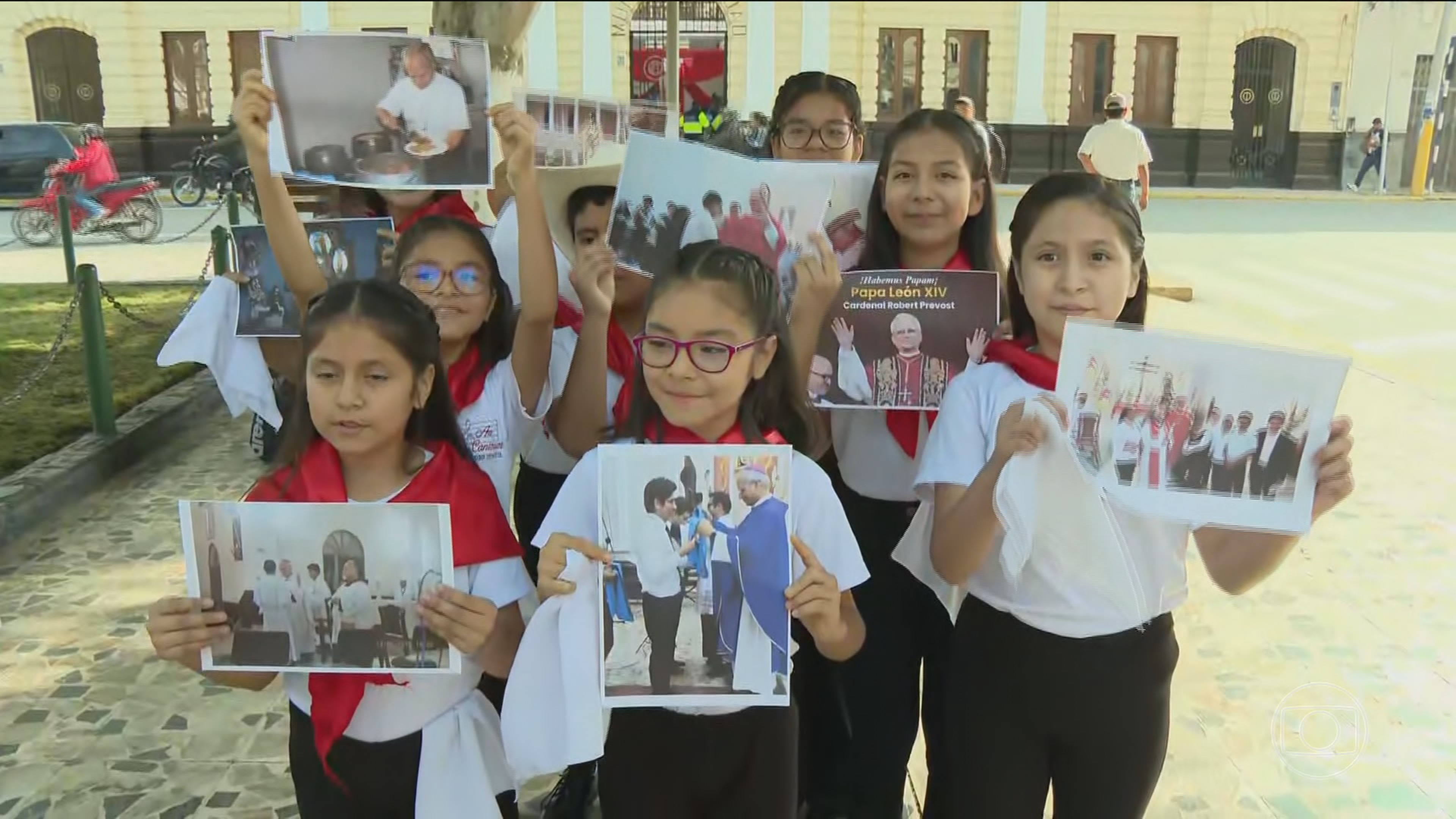 Moradores de Chiclayo, no Peru, comemoram eleição de Leão XIV