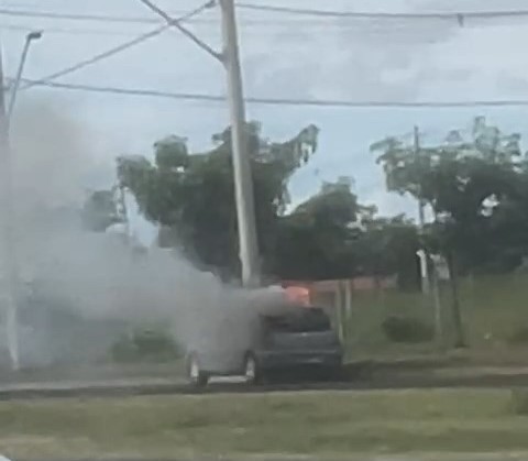 VÍDEO: Testemunha flagra casal incendiando carro estacionado no Bairro Jardim das Palmeiras