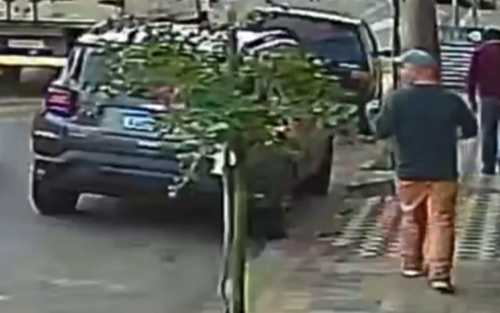 VÍDEO: Homem é preso após furtar carro a metros de batalhão da PM em Cambuí, MG