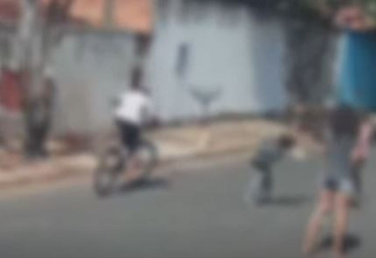 VÍDEO: criança de 4 anos é atingida por tijolo na cabeça no interior de SP