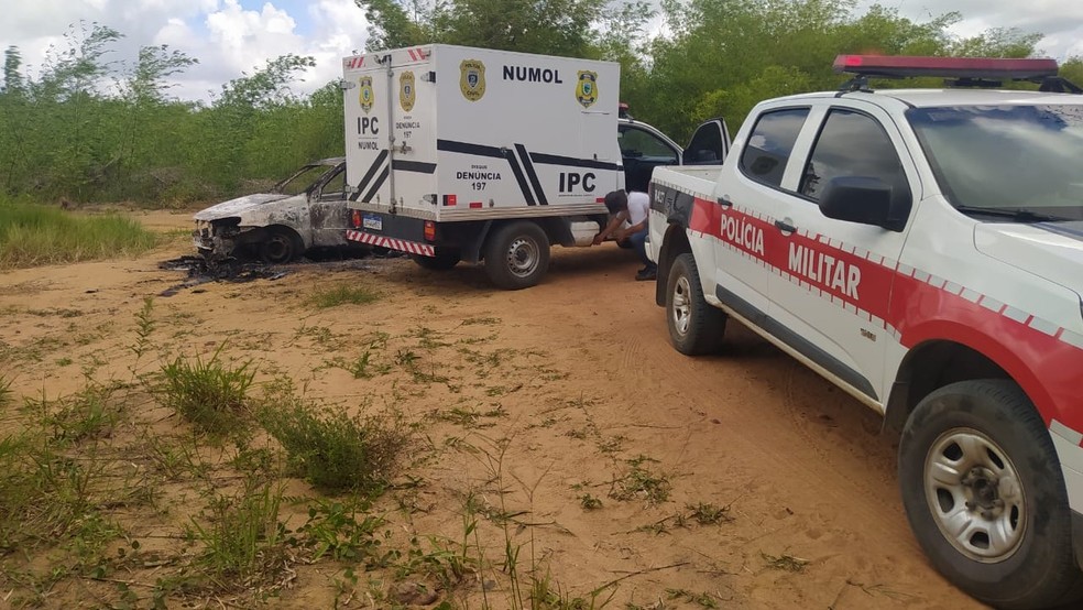 Corpo e carro de integrante do MST foram achados carbonizados na zona rural de Alhandra, na PB — Foto: Ewerton Correia/TV Cabo Branco
