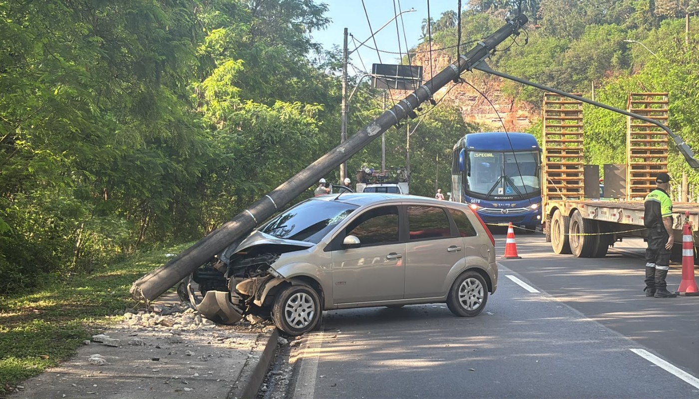 Carro bate contra poste e acidente interdita Avenida Jaime Pereira em Piracicaba; veja
