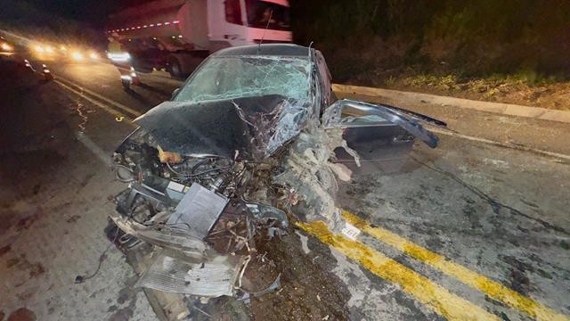 Motorista de carro fica gravemente ferido após bater em carreta na BR-116