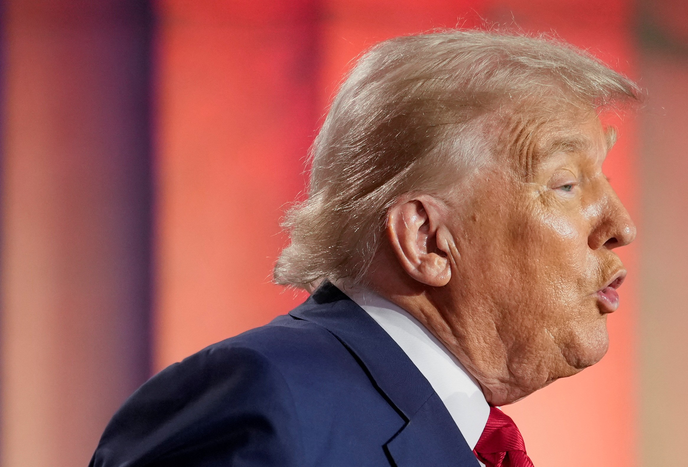 Trump diz que órgão de inteligência dos EUA é 'grande demais' e pede demissões