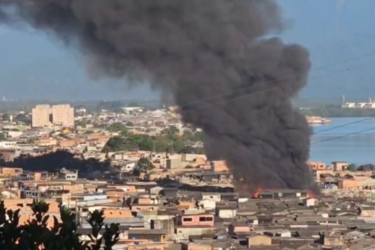 Incêndio atinge moradias em palafitas de Santos