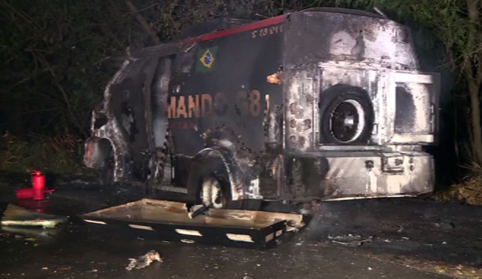 Carro-forte foi incendiado após roubo em Santa Bárbara — Foto: Reprodução/EPTV