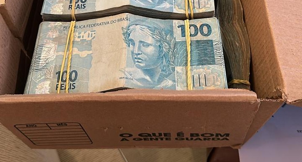 Dinheiro encontrado na casa de policial civil alvo da operação Sem Refino — Foto: Divulgação