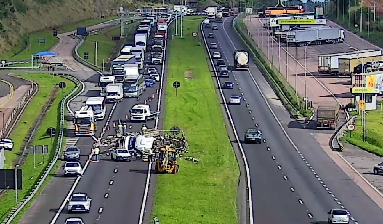Caminhão com quase 4 mil galinhas tomba após colisão com carreta em Itatiba
