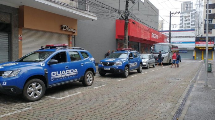 Ônibus e van de turismo são multados por estacionarem de maneira irregular  em Santos, Santos e Região