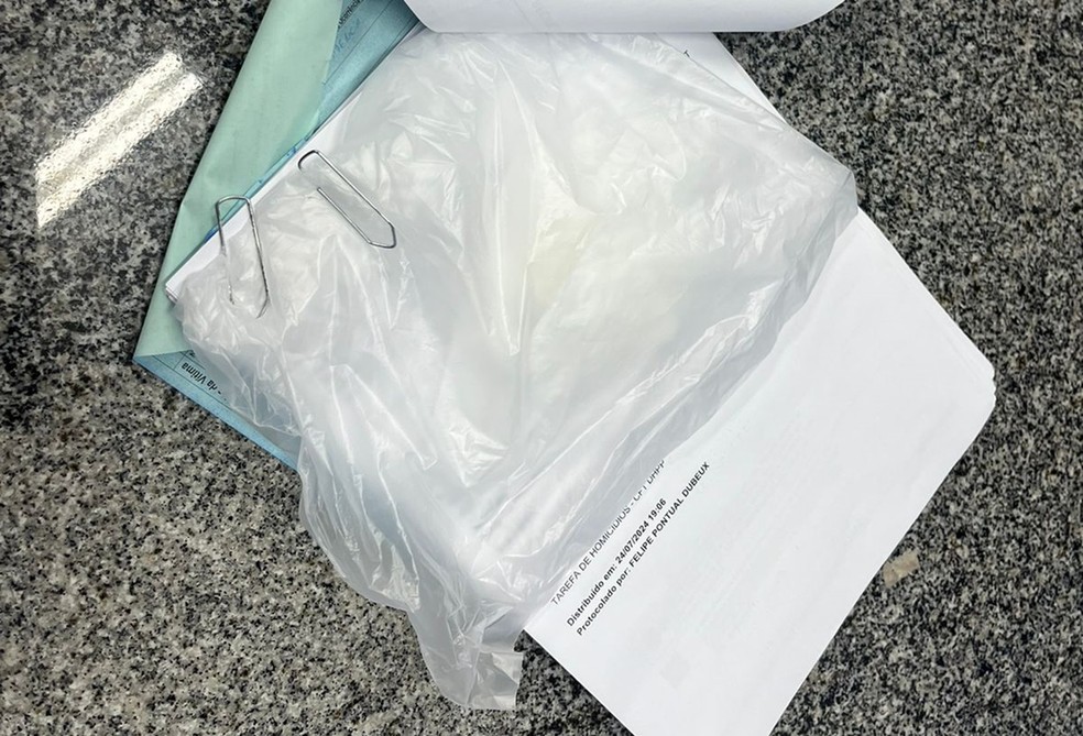 Sacos encontrados com homem preso por envenenar filha recém-nascida no Recife — Foto: Iris Costa/g1