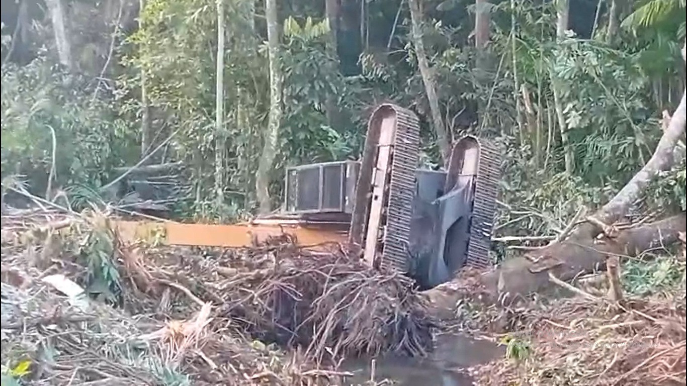 Máquina tomba e óleo vaza em igarapé de Alter do Chão, em Santarém