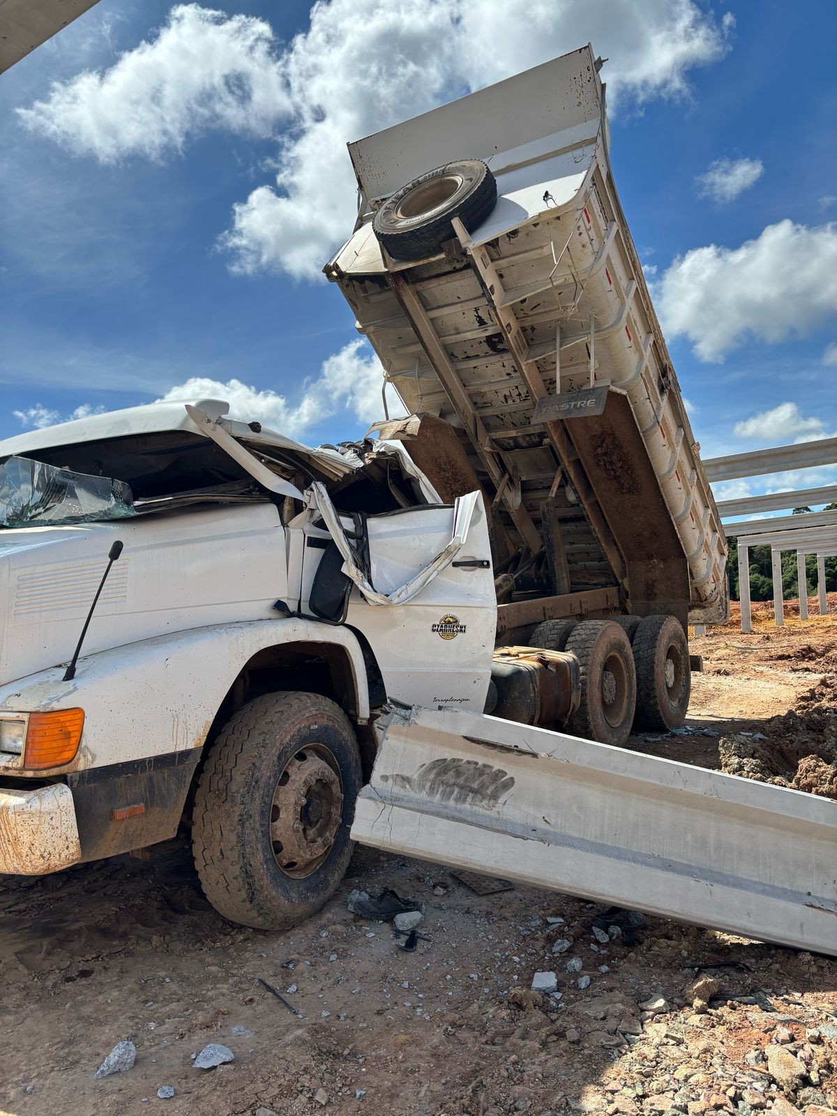 Funcionário de obra morre após viga de concreto cair sobre cabine de caminhão que ele dirigia, no Paraná