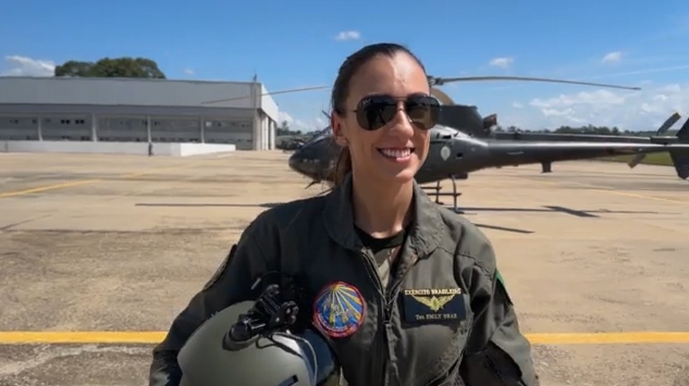 Tenente de 24 anos é a primeira mulher a se formar piloto de helicóptero do Comando de Aviação do Exército no Brasil — Foto: Reprodução/TV Vanguarda