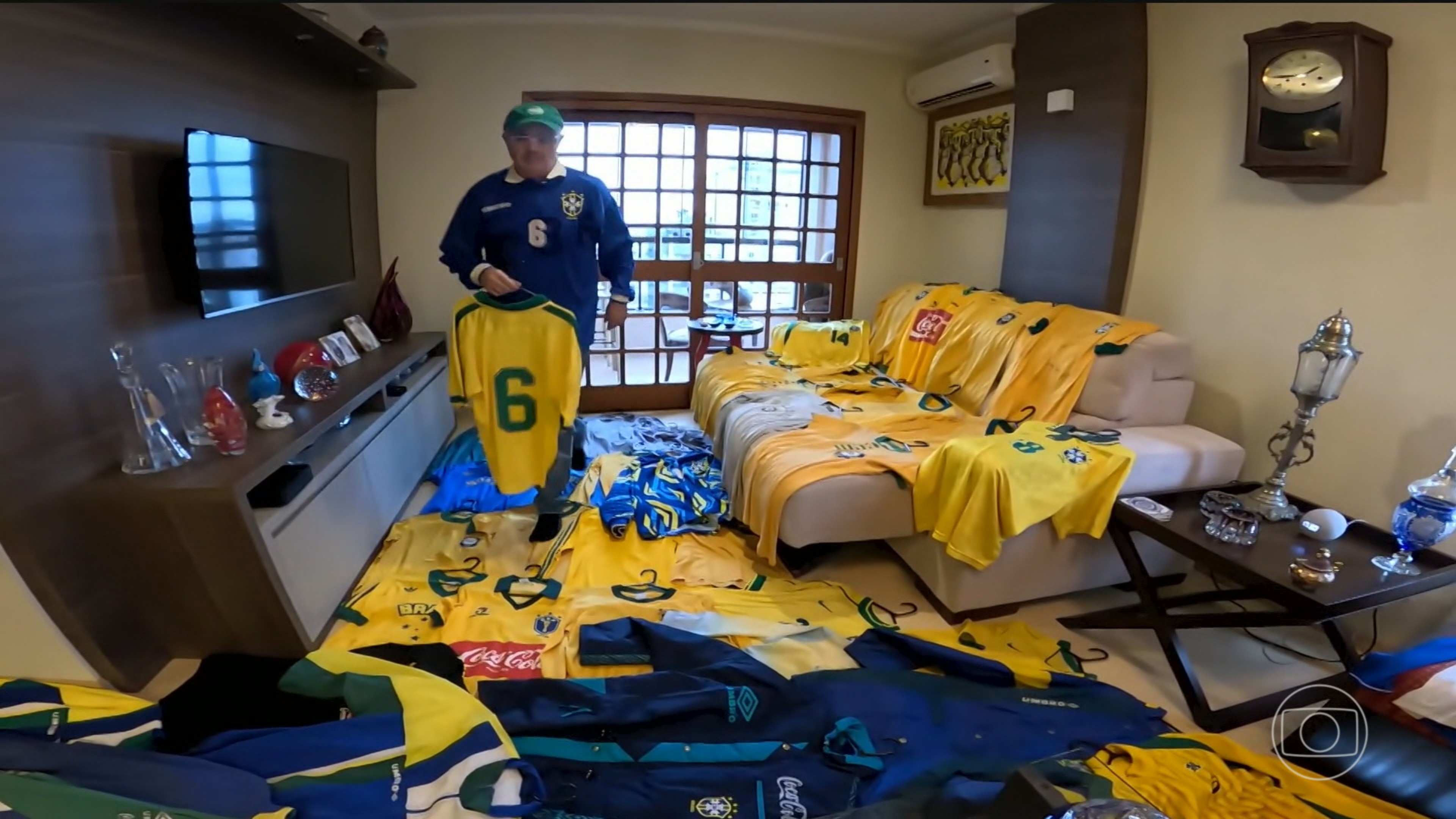 Uniforme da Copa de 1994, calção do Ronaldo e até grama do penta: conheça colecionador que tem 700 camisas do Brasil
