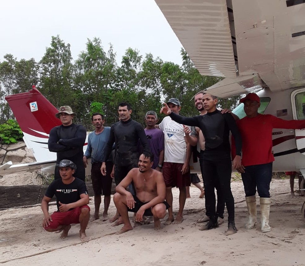 Avião foi retirado da água com ajuda de populares — Foto: Arquivo pessoal