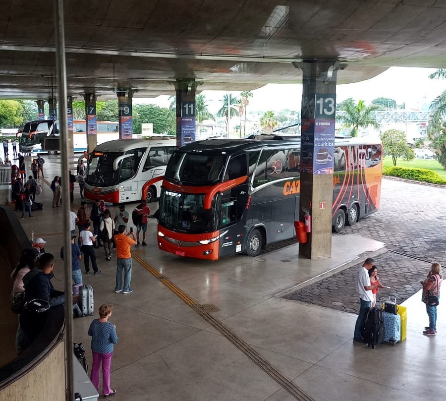 Perdeu algo na viagem? Sela de montaria, capacete e boneca estão entre os achados e perdidos do aeroporto e da rodoviária de Uberlândia