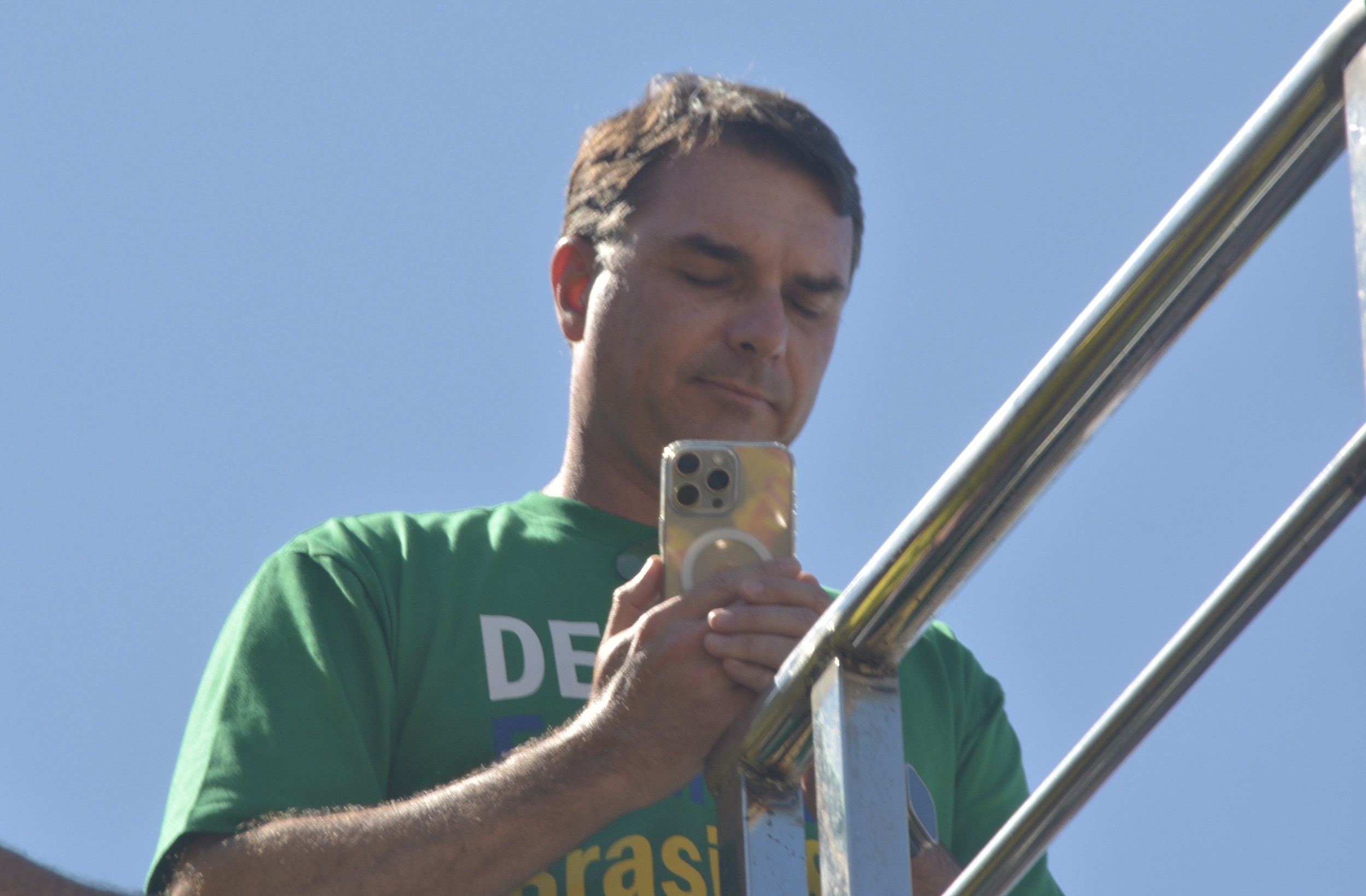 Flávio Bolsonaro fala sobre vídeo usado pelo STF para determinar prisão domicilar de Jair: 'Não estou com nenhuma proibição ou restrição'