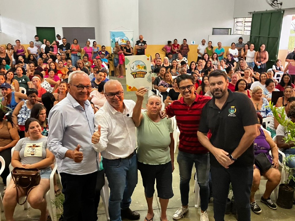 Prefeitura entrega 150 contratos e garante moradia regular no Liberdade
