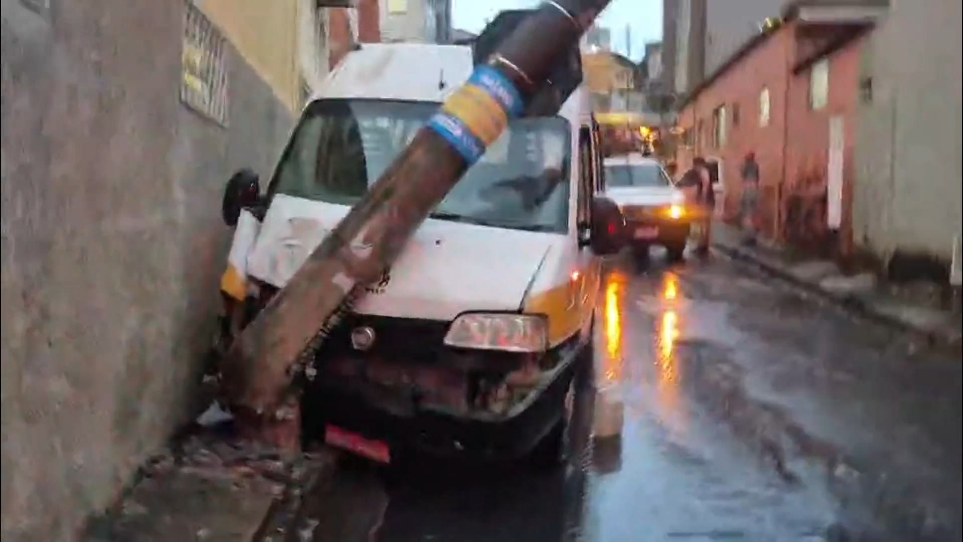 Van escolar bate em poste e deixa 12 crianças feridas em BH durante chuva