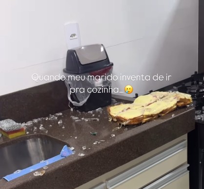Influenciadora mostra assadeira com misto explodindo na cozinha; entenda o que causou acidente