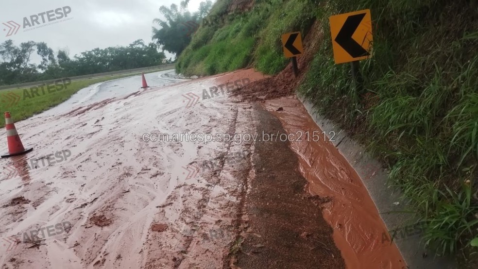 2 de 3
As fortes chuvas em Gar&ccedil;a causaram um deslizamento de talude em um trecho de acesso &agrave; Rodovia Comandante Jo&atilde;o Ribeiro de Barros &mdash; Foto: CCO da Concession&aacute;ria EIXO SP/Divulga&ccedil;&atilde;o