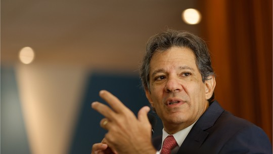 Haddad diz que fraudes na importação de combustíveis podem chegar a bilhões de reais - Segundo o ministro da Fazenda, esquema de corrupção é rotineiro. A Receita Federal deflagrou nesta sexta-feira (19) a Operação Cadeia de Carbono, com R$ 240 milhões em mercadorias retidas.