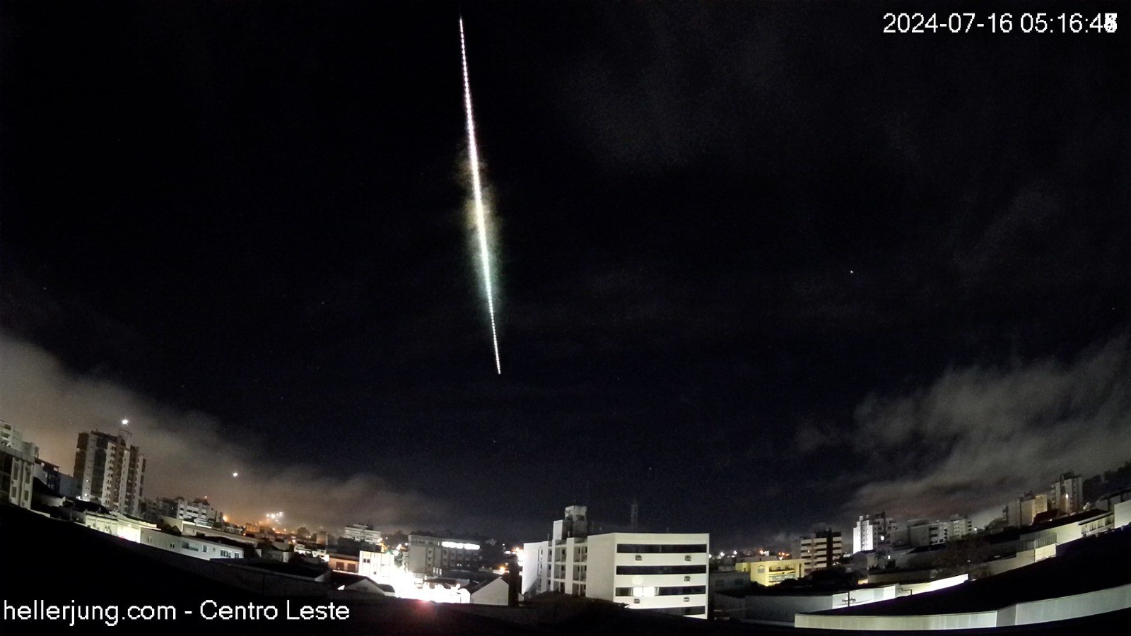 Meteoro Fireball: fragmento de corpo celeste é visto sobre o mar em direção ao litoral do RS
