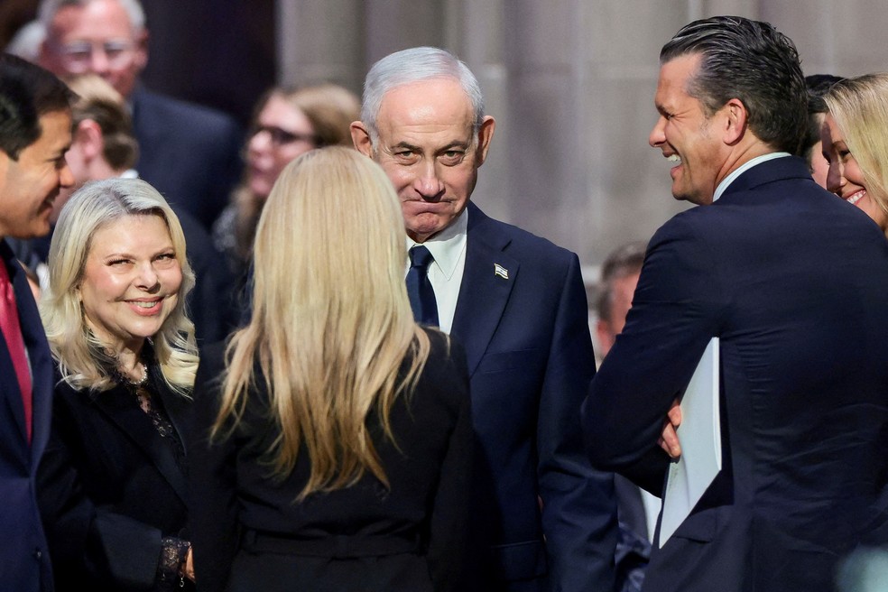 Netanyahu e Hegseth se encontram em evento nos Estados Unidos em julho deste ano. — Foto: Evelyn Hockstein/Reuters/Arquivo