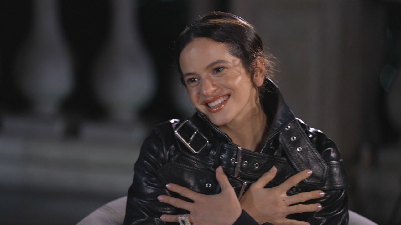 Rosalía se assusta com barata e corre durante entrevista ao Fantástico