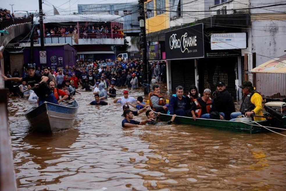 Moradores de Canoas aguardam resgate em área alagada — Foto: AMANDA PEROBELLI/REUTERS via BBC